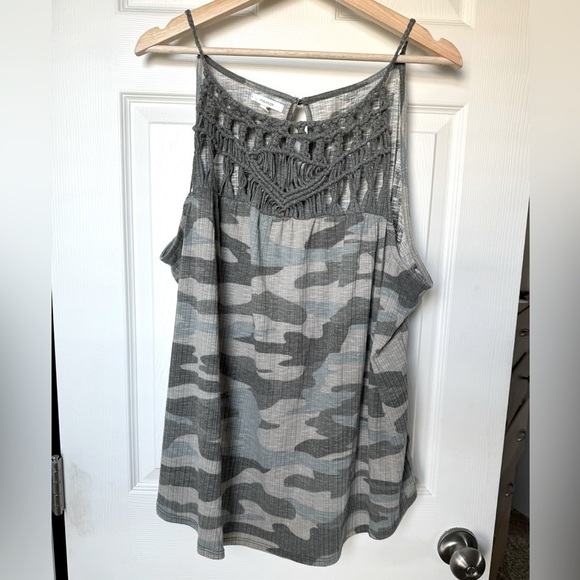 Maurices Tops - Women’s Maurice’s Camo Sleeveless top Plus size 2 crochet detail keyhole back